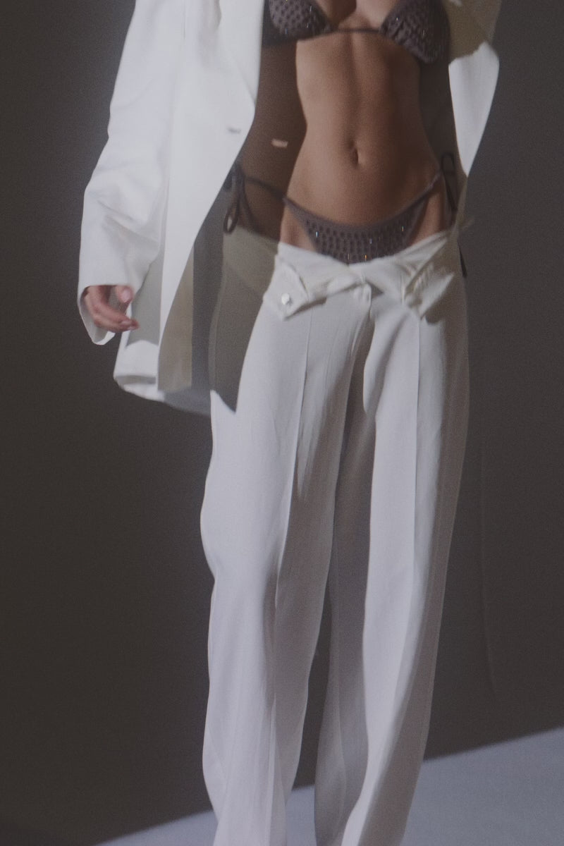 Carica video: BIKINI LUCE BROWN